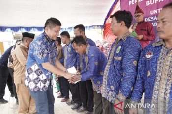 Bupati OKU Timur salurkan bantuan 600 paket sembako untuk masyarakat miskin