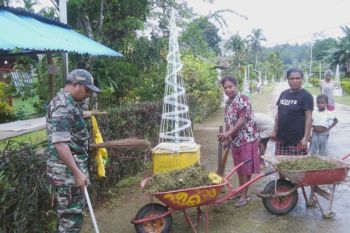 Koramil Numfor bantu warga bersihkan bahu jalan cegah banjir