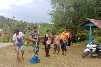 Koramil Biak Kota bersihkan balai kampung