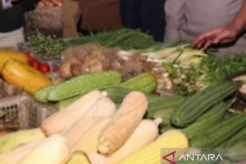 Jelang malam pergantian Tahun Baru 2023, permintaan jagung dan arang di Pelembang naik