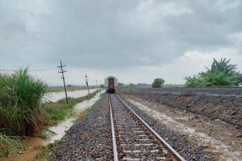 Semarang banjir, perjalanan kereta api terganggu