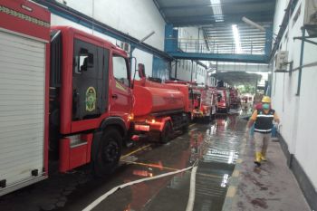 Belasan damkar dikerahkan memadamkan kebakaran pabrik garmen di Bantul