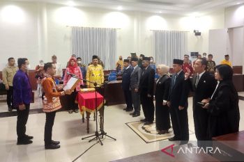 Wali kota lantik enam pejabat di malam tahun baru