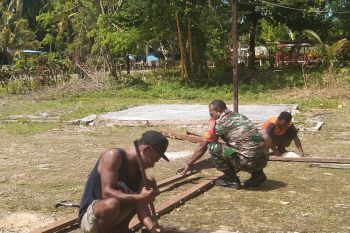 Koramil Numfor bantu warga bangun teras rumah