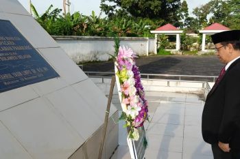 Kemenag Sulsel melakukan tabur bunga di TMP Panaikang peringati HAB ke 77