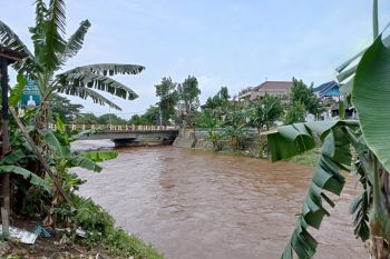 Pemkot Mataram mengingatkan warga bantaran sungai waspada bencana