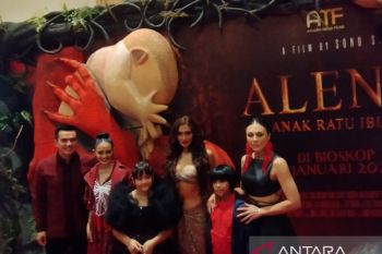 Aktris Ririn Ekawati tak berani tatap Ciara Brosnan saat syuting film horor