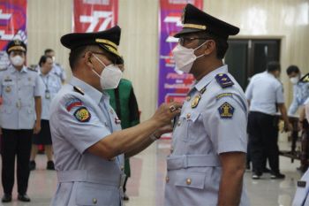 Yuspahruddin lantik 11 pejabat dan seorang notaris pengganti