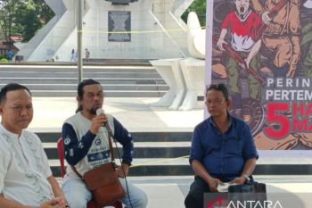 Seniman Palembang melukis bersama peringati perang lima hari