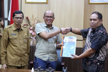Ketua serahkan 15 nama bakal calon komisioner KI ke Komisi I DPRD Sumbar