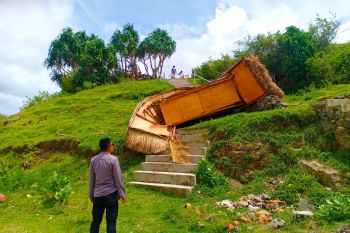Puluhan lapak PKL di Pantai Seger rusak disapu puting beliung