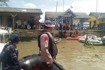 Satpolairud Polres Lampung Timur cari pemancing tenggelam di Sungai Way Penet