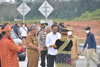 Presiden Jokowi disambut dengan pakaian adat Kampar