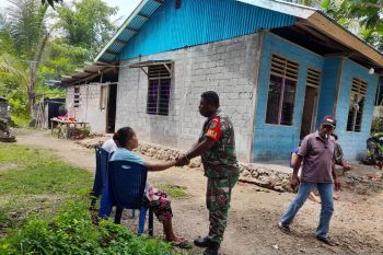 Posramil 1708-01/BT anjangsana ke rumah tokoh masyarakat di Biak