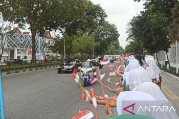 Pelajar Riau sambut Presiden di tepi jalan ke Pasar Bawah Pekanbaru