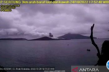 Gunung Anak Krakatau kembali erupsi