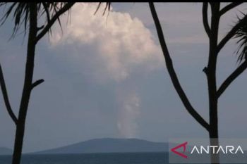 Gunung Anak Krakatau erupsi pada Kamis