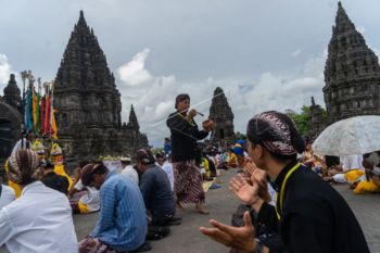 Persembahyangan Galungan di Prambanan