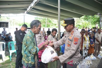 Kapolda bagi bansos kepada 156 korban banjir bandang di Kupang
