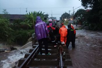 Longsor di petak Prupuk-Slawi hambat perjalanan kereta