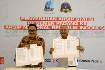 Semen Padang Serahkan 124 Berkas Arsip Statis ke ANRI