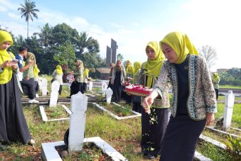 PIPAS Sumbar gelar tabur bunga di TMP Kusuma Bangsa Payakumbuh