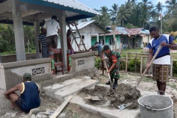 Koramil Biak Utara bantu warga buat menara lonceng gereja