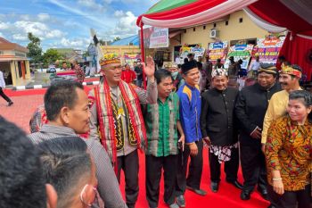 Kapolda dan wakapolda dapat gelar bangsawan dayak di Kutai Barat