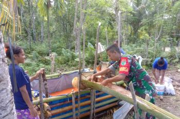 Koramil 1708-02/Biak Utara kunjungi pengelola sagu di Kampung Mamfias