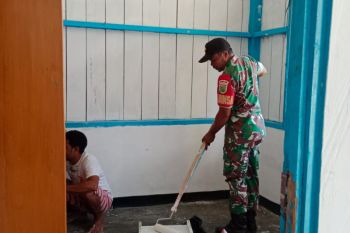 Koramil 1708-06/SU membantu mengecat rumah warga di Kampung Waryei