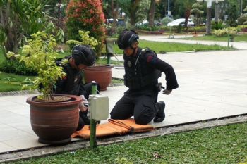 Sebuah benda diduga granat nanas ditemukan di Balai Kota Surabaya