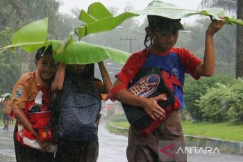 BMKG memprakirakan hujan mengguyur beberapa kota besar di Indonesia