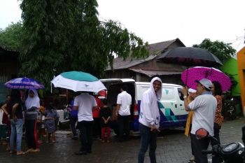Pemkab dan IKA Unhas Pangkep memberikan bantuan penyintas angin kencang