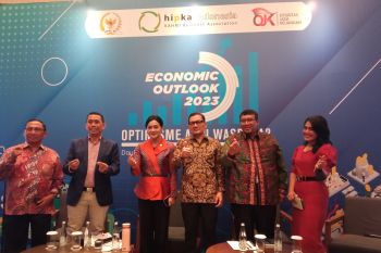 OJK: Lembaga keuangan jangan kalah dengan rentenir