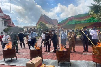 Awal tahun 2023, Kejari Bengkalis musnahkan barang bukti dari 233 perkara