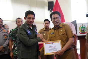 Kepala BNPB serahkan dana siap pakai Rp500 juta kepada Pempov Sulsel