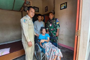 TNI AU memberikan bantuan kursi roda kepada Disabilitas di Lombok Timur