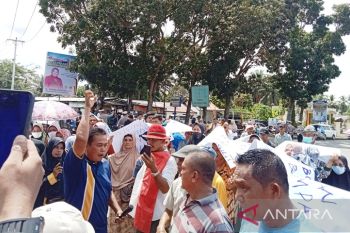 Pertanyakan hak, korban gempa Talamau unjuk rasa ke kantor bupati
