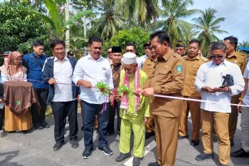 Gubernur Ansar resmikan jalan Trans Batubi - Kelarik di Natuna