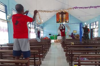 Koramil 1708-05/Numfor bantu warga lakukan pembersihan gereja