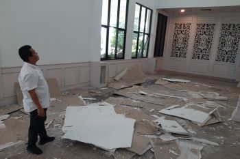 Plafon di kantor DPRD Kepri ambruk dihantam angin kencang