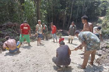 Koramil Numfor bantu warga bangun jalan setapak di Kampung Syoribo