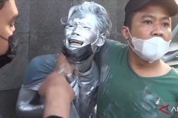 "Manusia silver" di jalanan harus dibina
