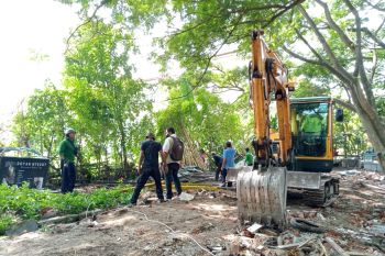 Pemkot Mataram membongkar puluhan lapak PKL Udayana