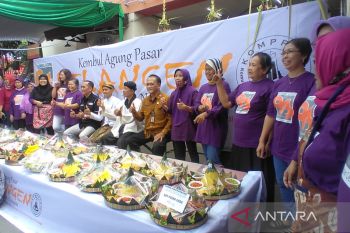 93 tumpeng nasi kuning meriahkan ulang tahun Pasar Gede
