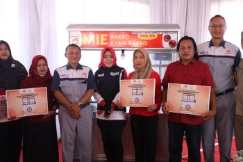 Bupati Mojokerto bagikan gerobak bakso perkuat perekonomian