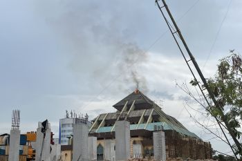 Percikan api las diduga jadi penyebab atap Masjid Agung Batam terbakar