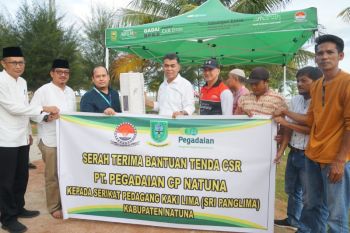 Bupati Natuna serahkan bantuan tenda pada pedagang kali lima