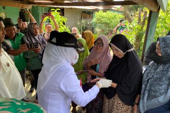 Pemkot Palembang beri bantuan sembako untuk warga yang rumahnya ambruk