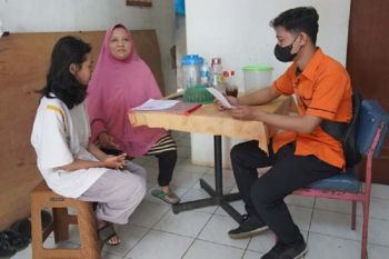PT Pos Indonesia menyalurkan bantuan Atensi dari Kemensos